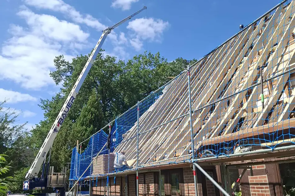Neu gezimmerter Holz-Dachstuhl mit Sparren und Kehlbalken im Rohbau. Dachstuhlbau vom Dachdecker Thomas Bauer aus Visselhövede